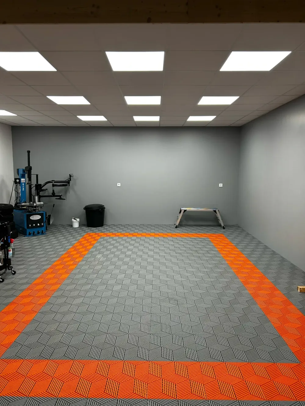 Intérieur de l'atelier Custom BMCS, espace de travail dédié au montage