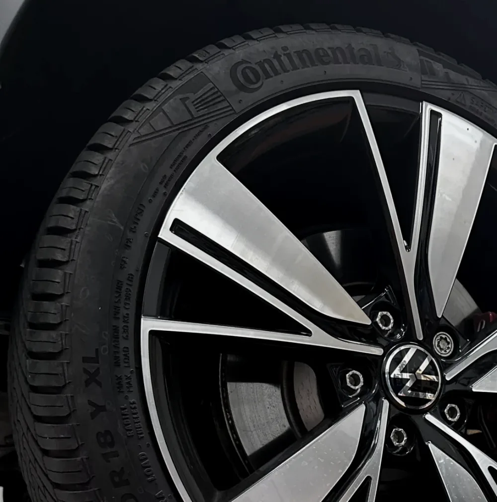 Jante diamantée noire montée avec un pneu Continental à l'atelier