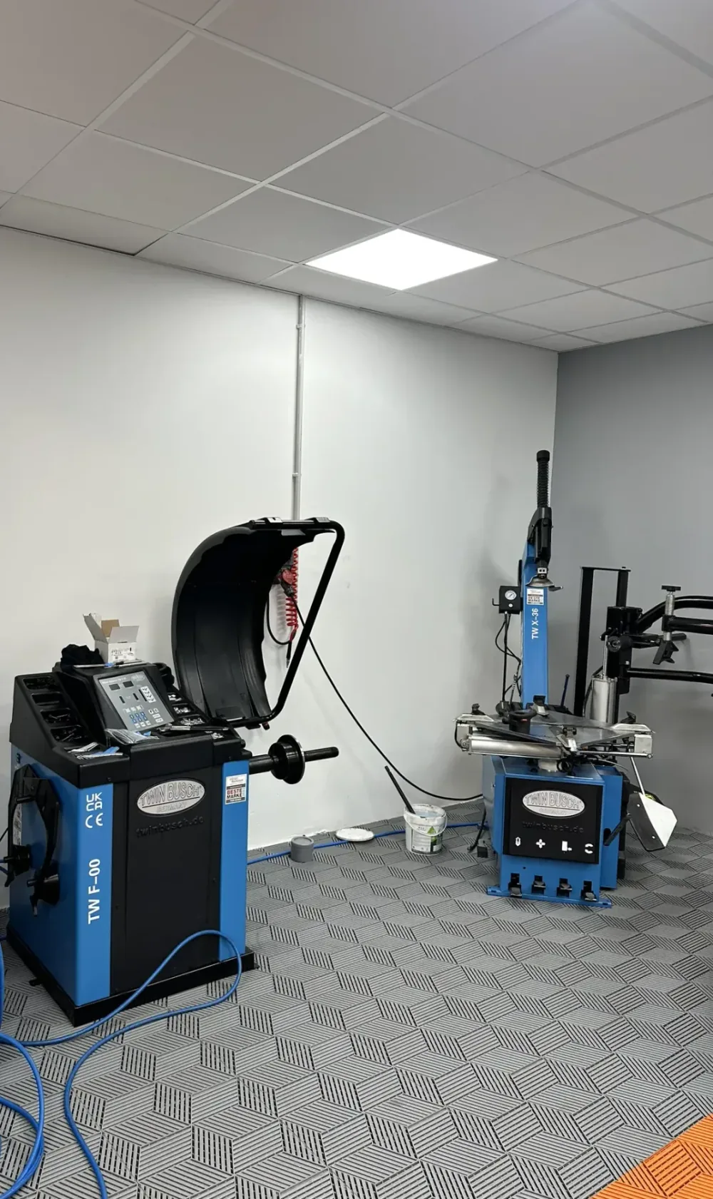 Équipements professionnels Twin Busch : démonte-pneu et équilibreuse
