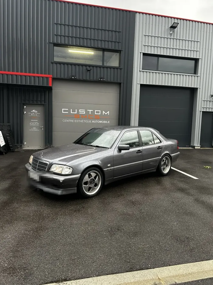 Mercedes Classe C passée à l'atelier Custom BMCS
