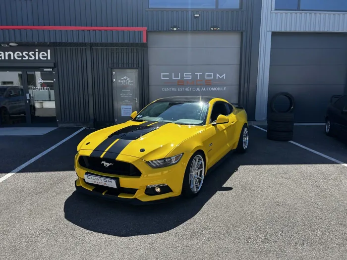 Ford Mustang GT passée à l'atelier Custom BMCS