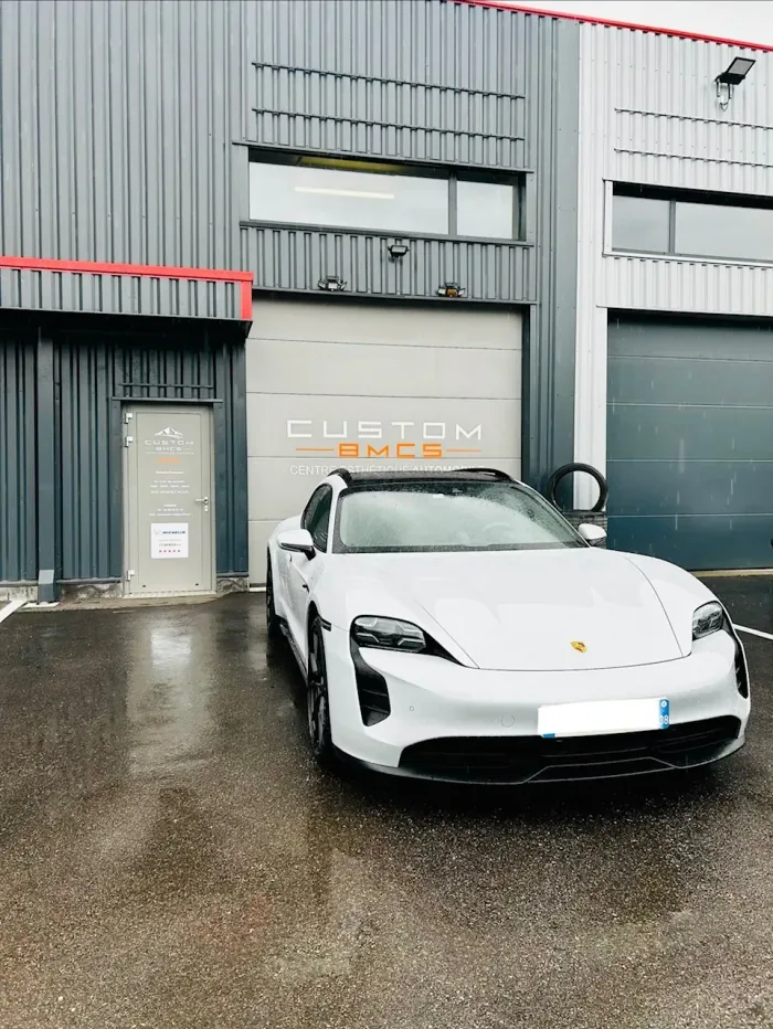 Porsche Taycan passée à l'atelier Custom BMCS